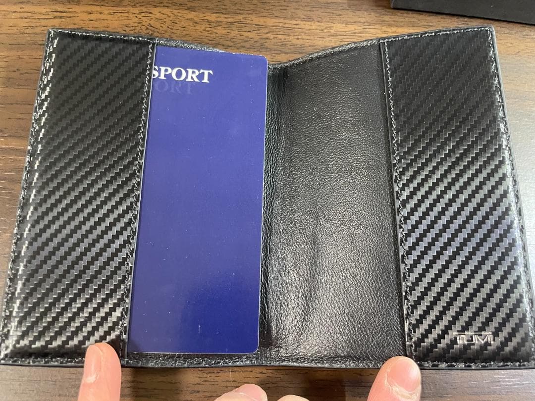 TUMI パスポートケース カーボン レザー
