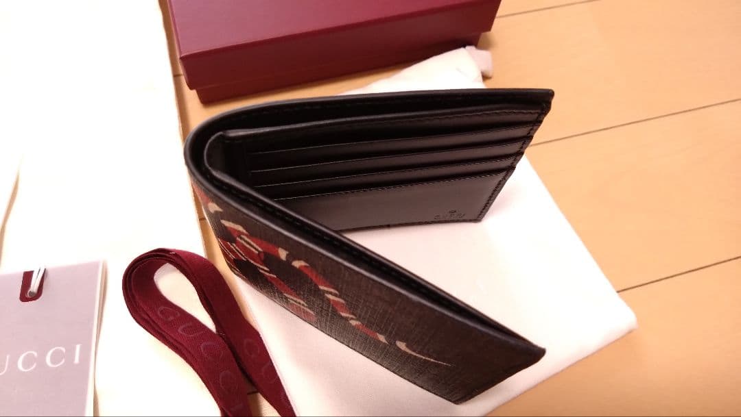 GUCCI スネークモチーフ 二つ折り財布