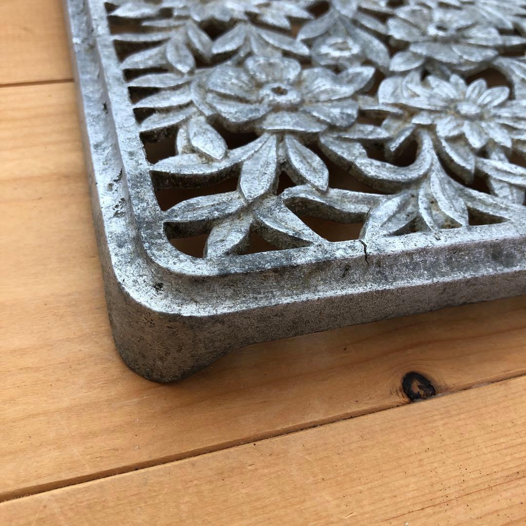 花のレリーフが美しい古い鍋敷き　トリベット　アンティーク　フランス　no.288