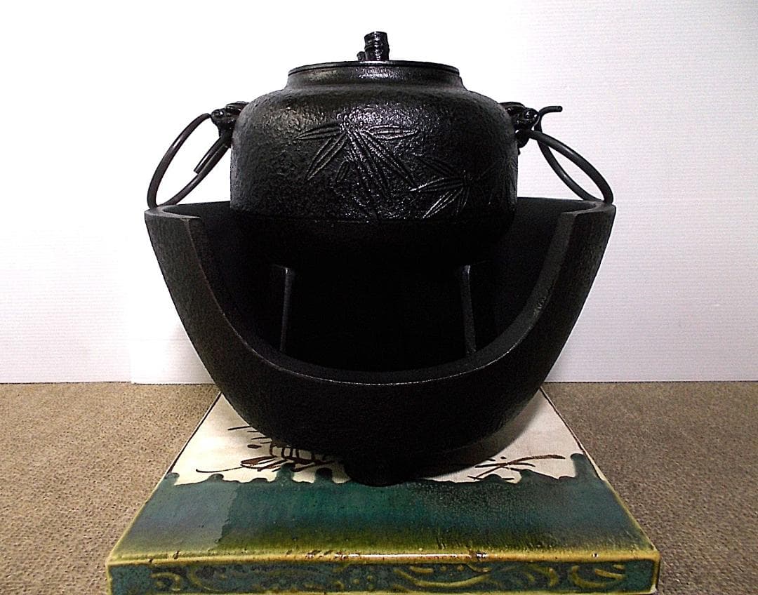 良品 未使用多数 茶道具 鉄鋳物 茶釜 五徳 風炉 釜環 おまけで織部敷板