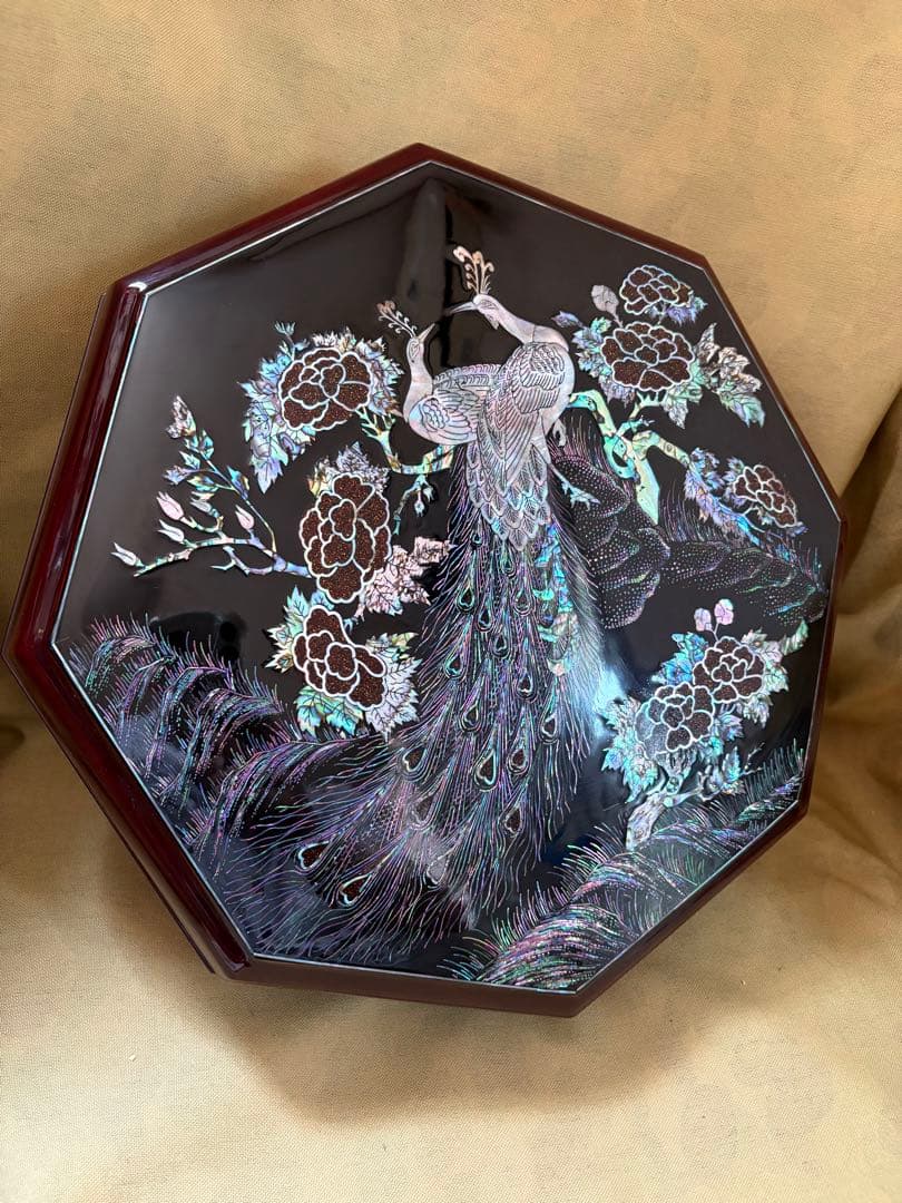 孔雀模様の八角形漆器　韓国伝統工芸 螺鈿細工 八角形 菓子器 容器