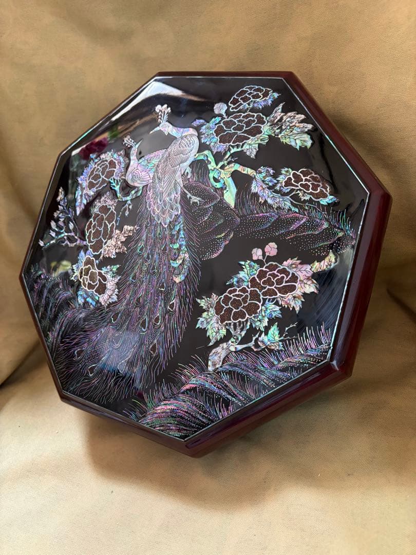 孔雀模様の八角形漆器　韓国伝統工芸 螺鈿細工 八角形 菓子器 容器
