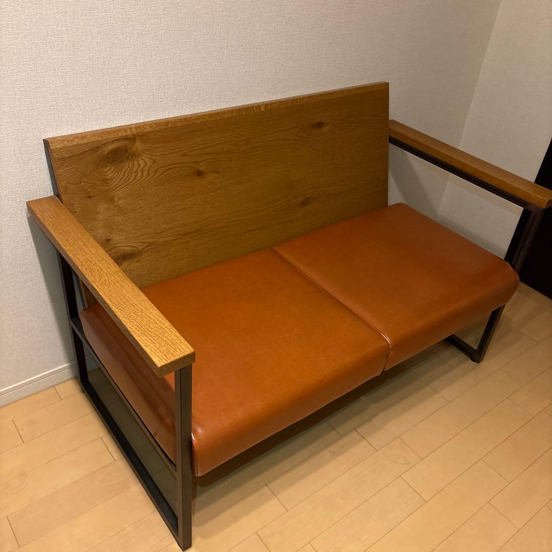 ブラウンの木製ソファ