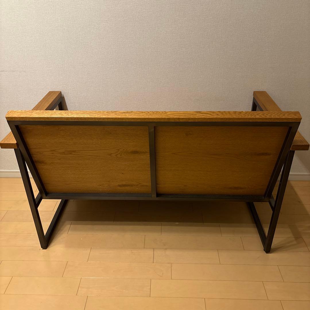 ブラウンの木製ソファ