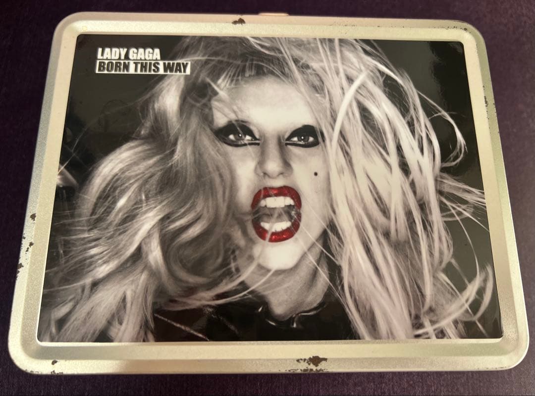 Lady Gaga Born This Way サイン入り缶ケース