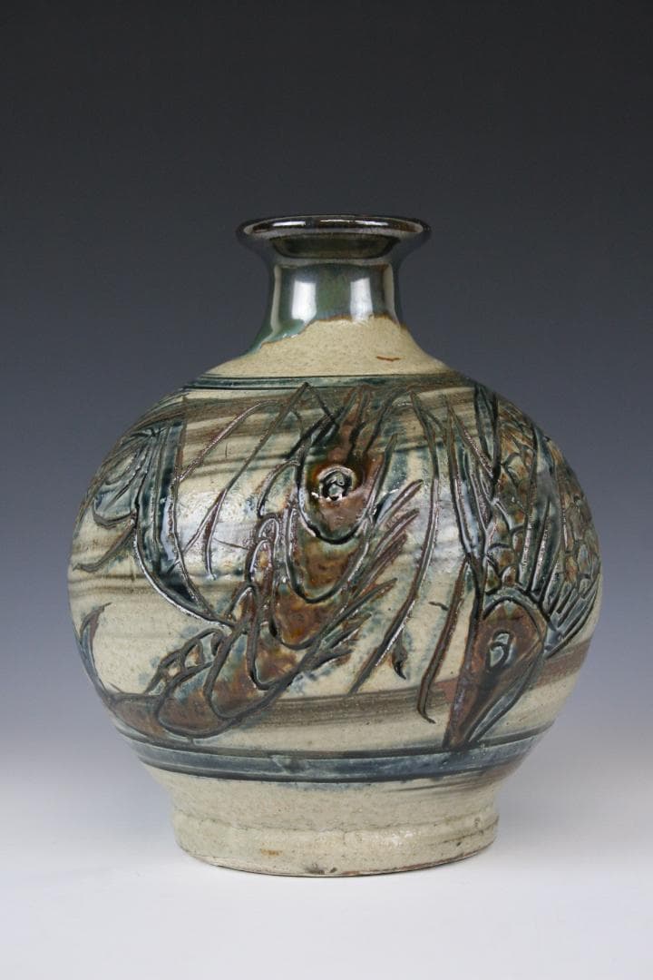 壺屋焼 人間国宝 金城次郎 作　海老魚文細口花瓶