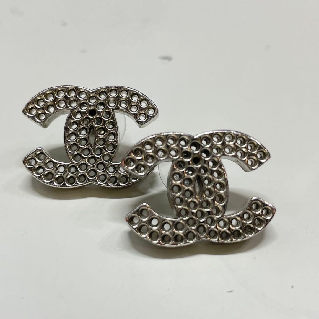 K*o様 CHANEL シルバー ロゴスタッドピアス
