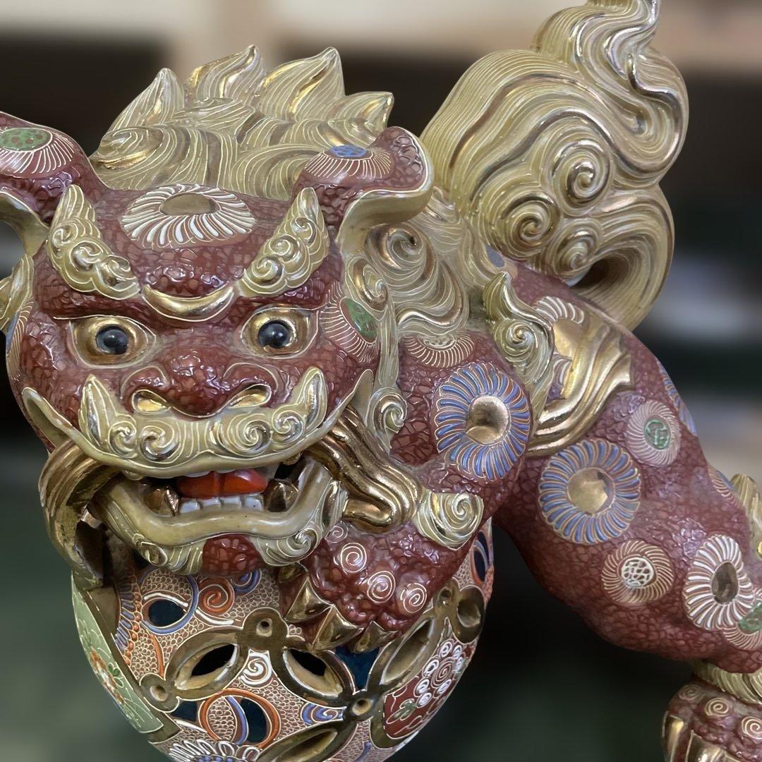九谷焼玉乗り獅子　陶器製 獅子の置物 色彩豊か　赤絵付け金彩　石川県九谷焼