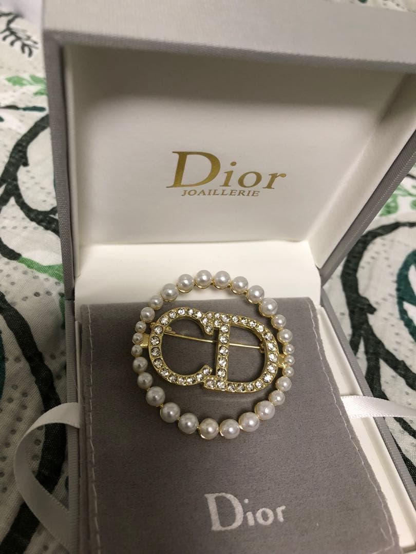パールとクリスタルを使用したDiorのエレガントなブローチ。