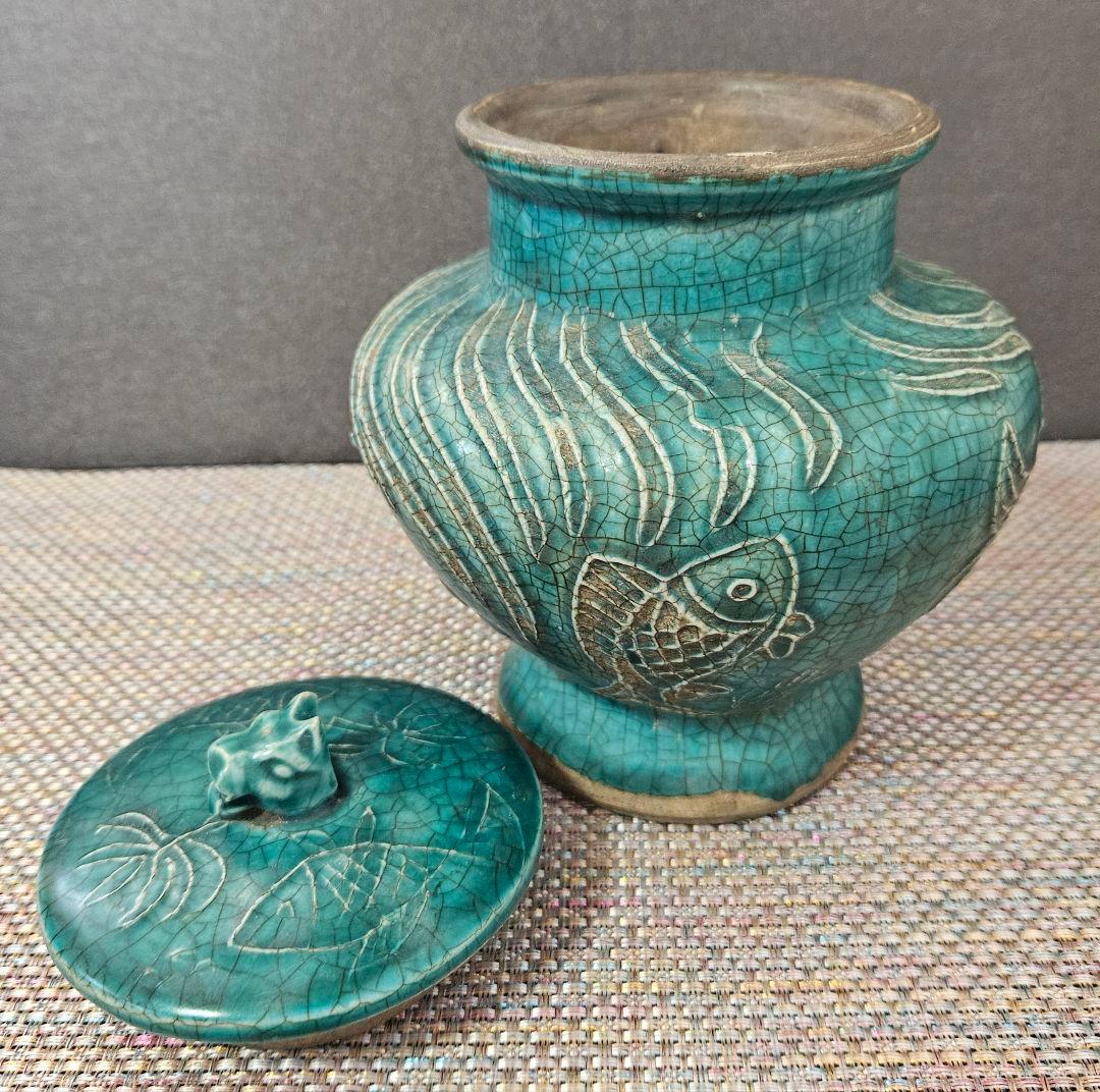 17世紀頃　中国南方系　東南アジア古陶磁　 青釉　浮彫　魚藻図　獣摘み蓋　瓶　壺