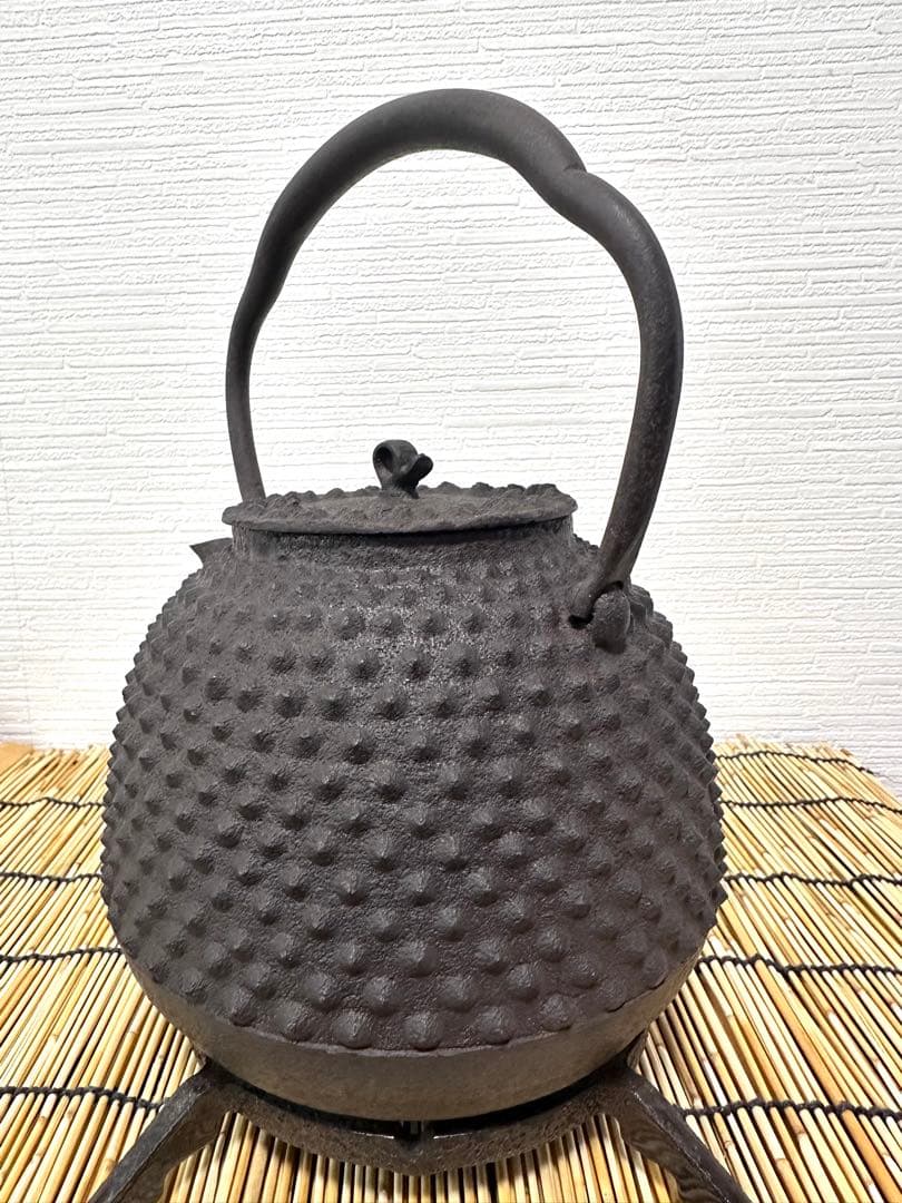 未使用品　山形県　あらい工房　荒井　幹雄作　１８型大アラレ　南部鉄瓶