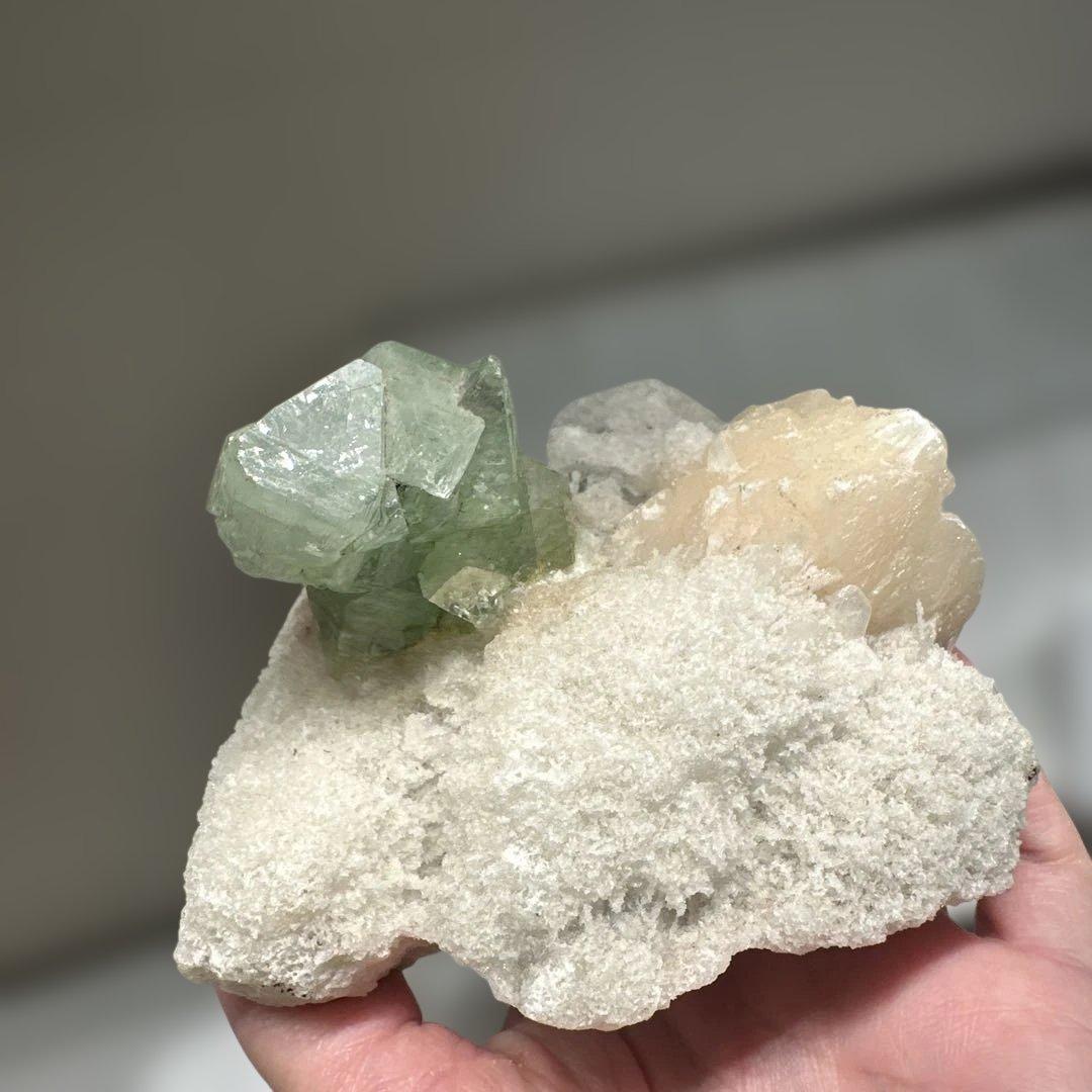 希少！グリーンアポフィライト＋スティルバイト＋クォーツ母岩付