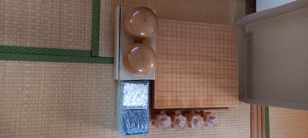 新カヤ3寸碁盤(足付)と栗大碁笥と実用28号碁石(蛤と那智黒)のセットであります