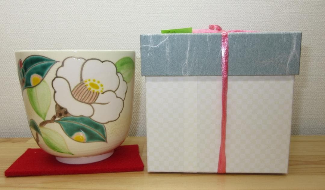 送料込【逢絢亭・新品】茶道具 筒茶碗 京焼 白玉椿の図 水出宋絢 紙箱入り