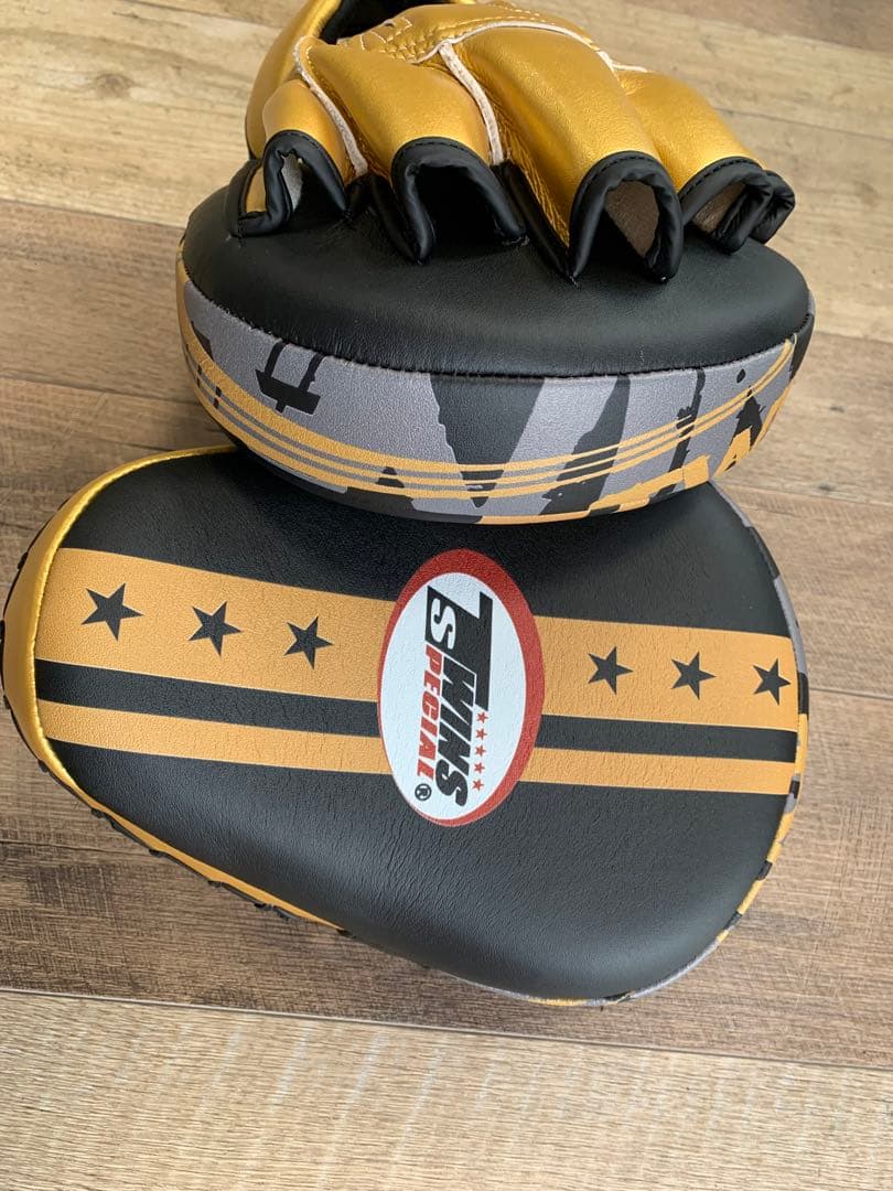 TWINS ペアパンチミット　金　ゴールド 　黒