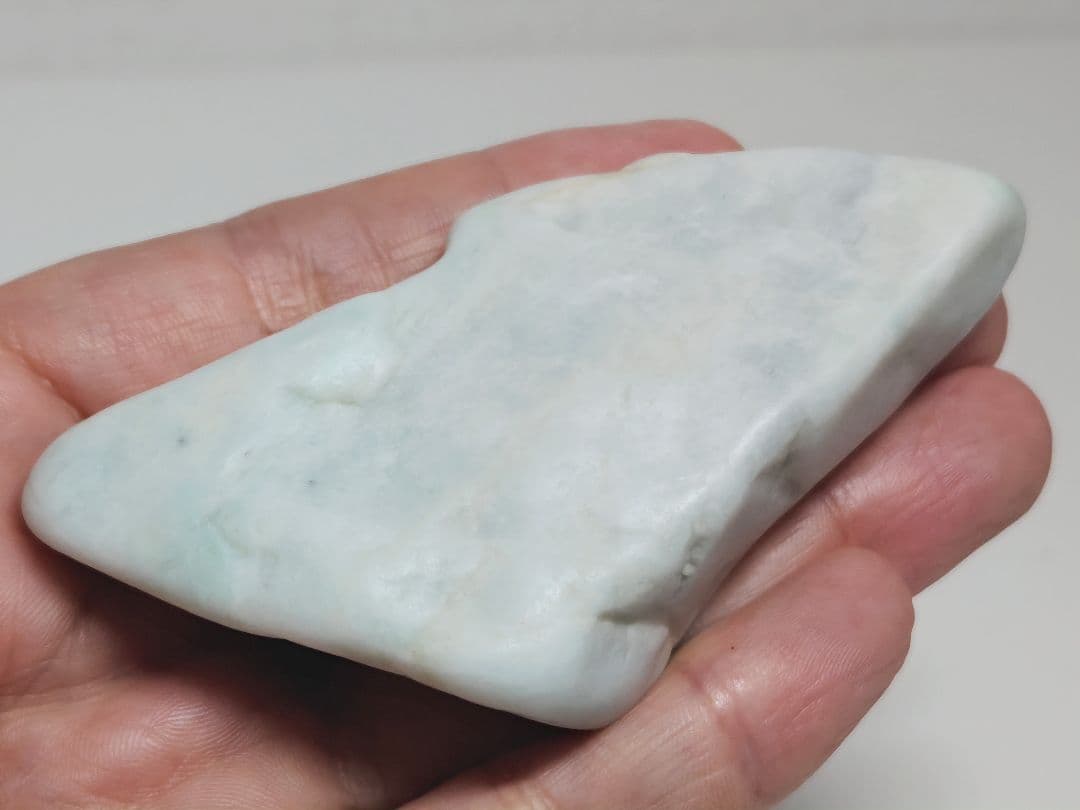 淡白緑 131g 翡翠 ヒスイ 原石 鑑賞石 自然石 誕生石 鉱物 鉱石 水石