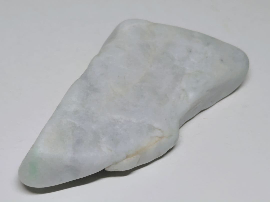 淡白緑 131g 翡翠 ヒスイ 原石 鑑賞石 自然石 誕生石 鉱物 鉱石 水石