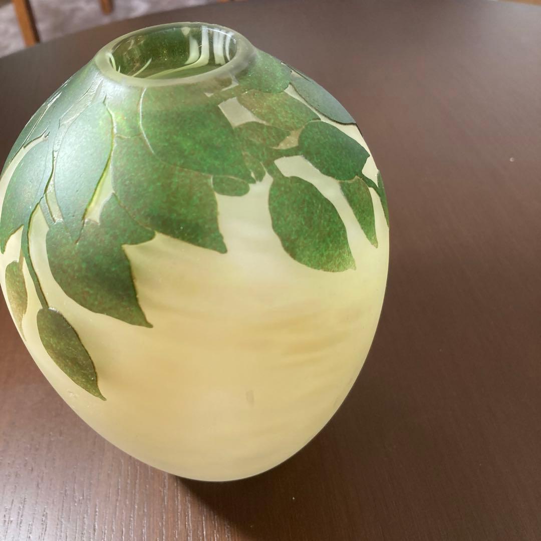 ガラス花瓶　椿模様