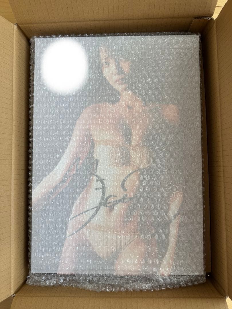 新谷姫加　直筆サイン入り写真パネル (A3サイズ) 限定品