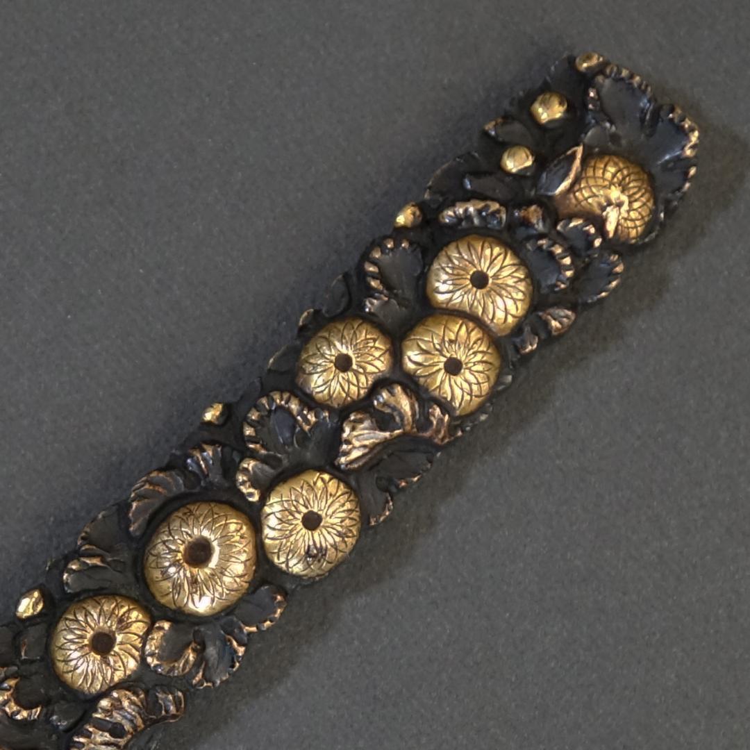 鍔 鐔 小柄 刀装具 日本刀 骨董 江戸時代【銅地 高肉彫 鍍金 菊花尽図小柄】