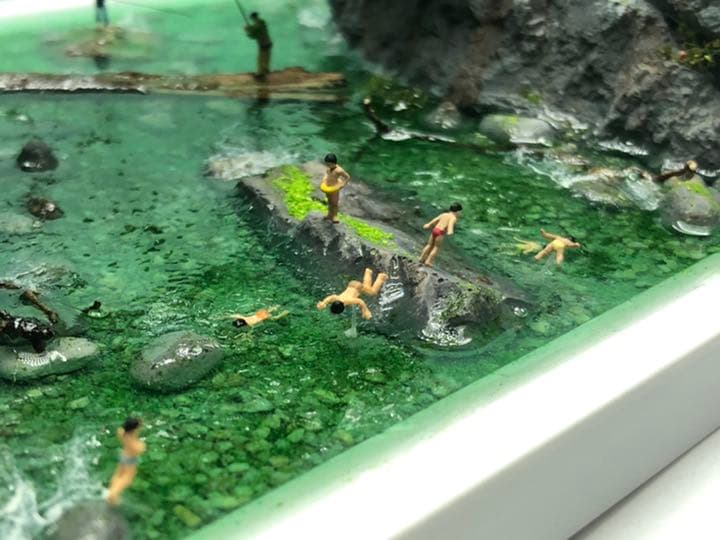 渓流の渓谷と釣り人と泳ぐ子ども達　ジオラマ