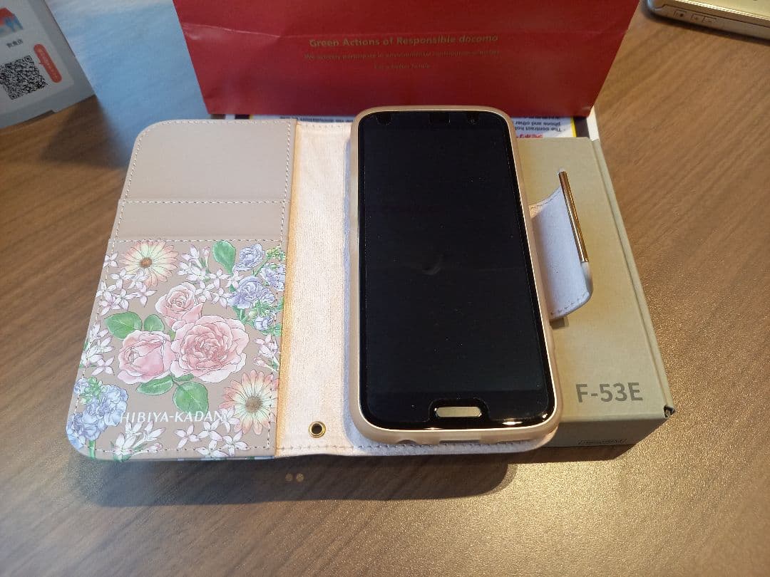 docomo らくらくスマートフォン F-53E 本体　ケース&フィルム貼付済み