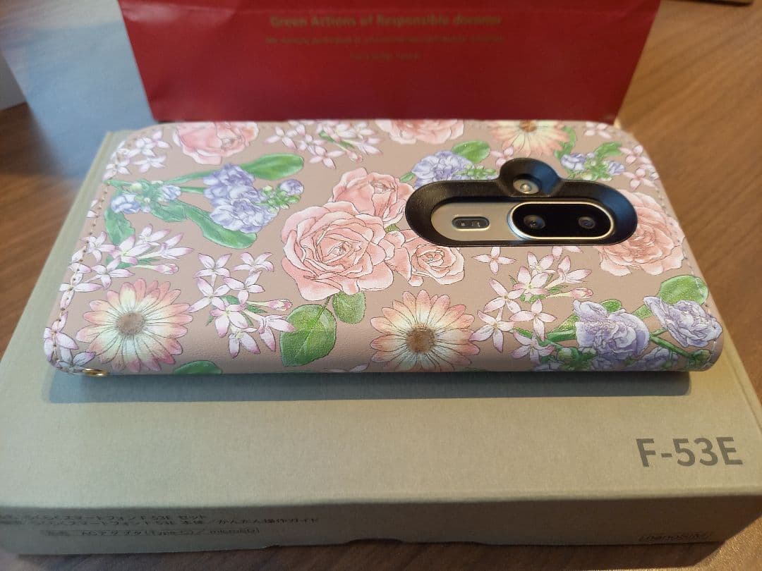 docomo らくらくスマートフォン F-53E 本体　ケース&フィルム貼付済み