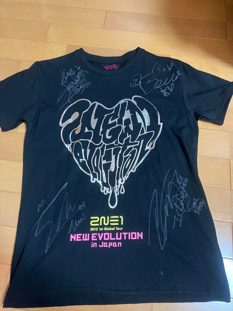 2ne1 サインTシャツ　2012 NEW EVOLUTION IN JAPAN