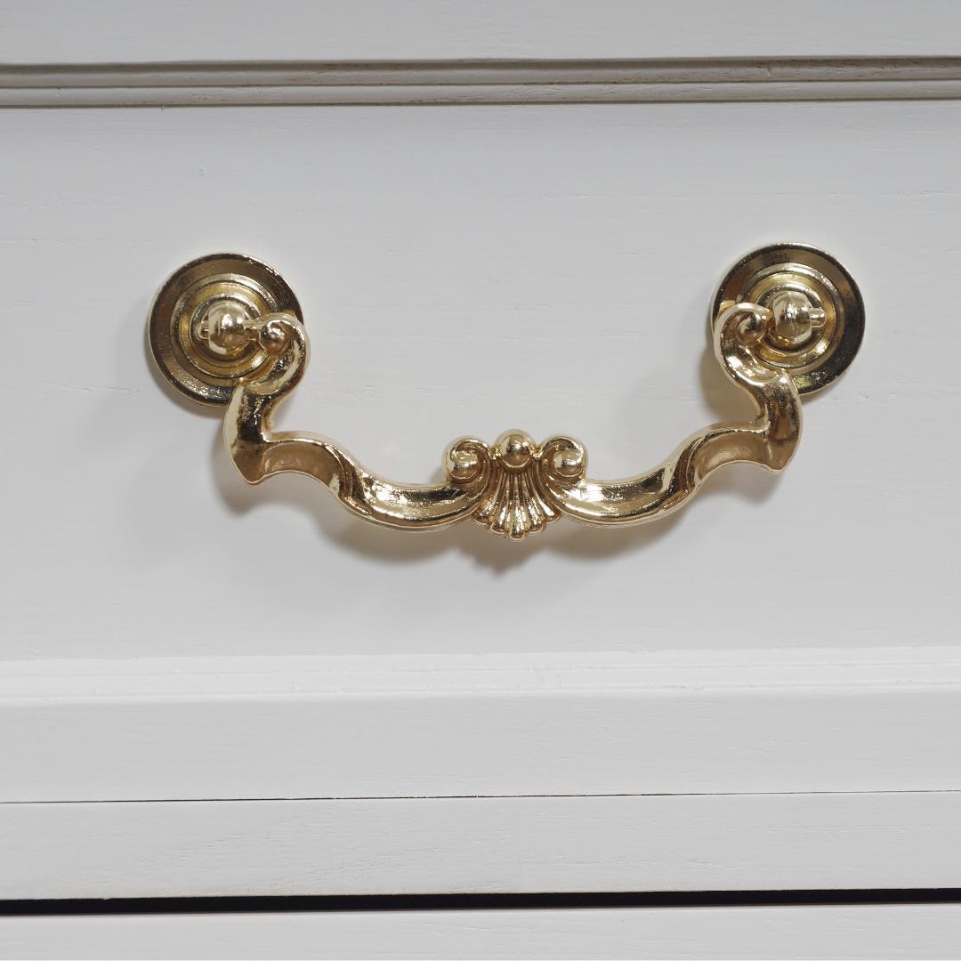 キャビネット　アンティーク金取っ手　収納　チェスト　棚あり