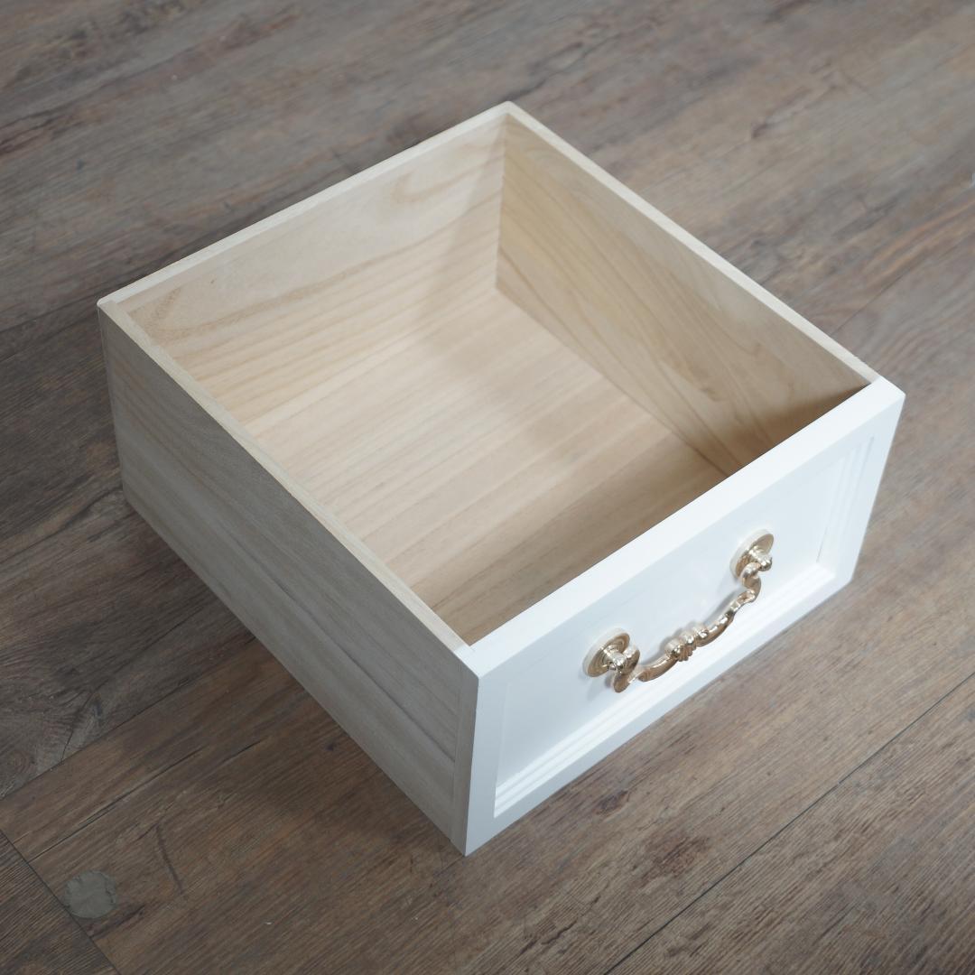 キャビネット　アンティーク金取っ手　収納　チェスト　棚あり