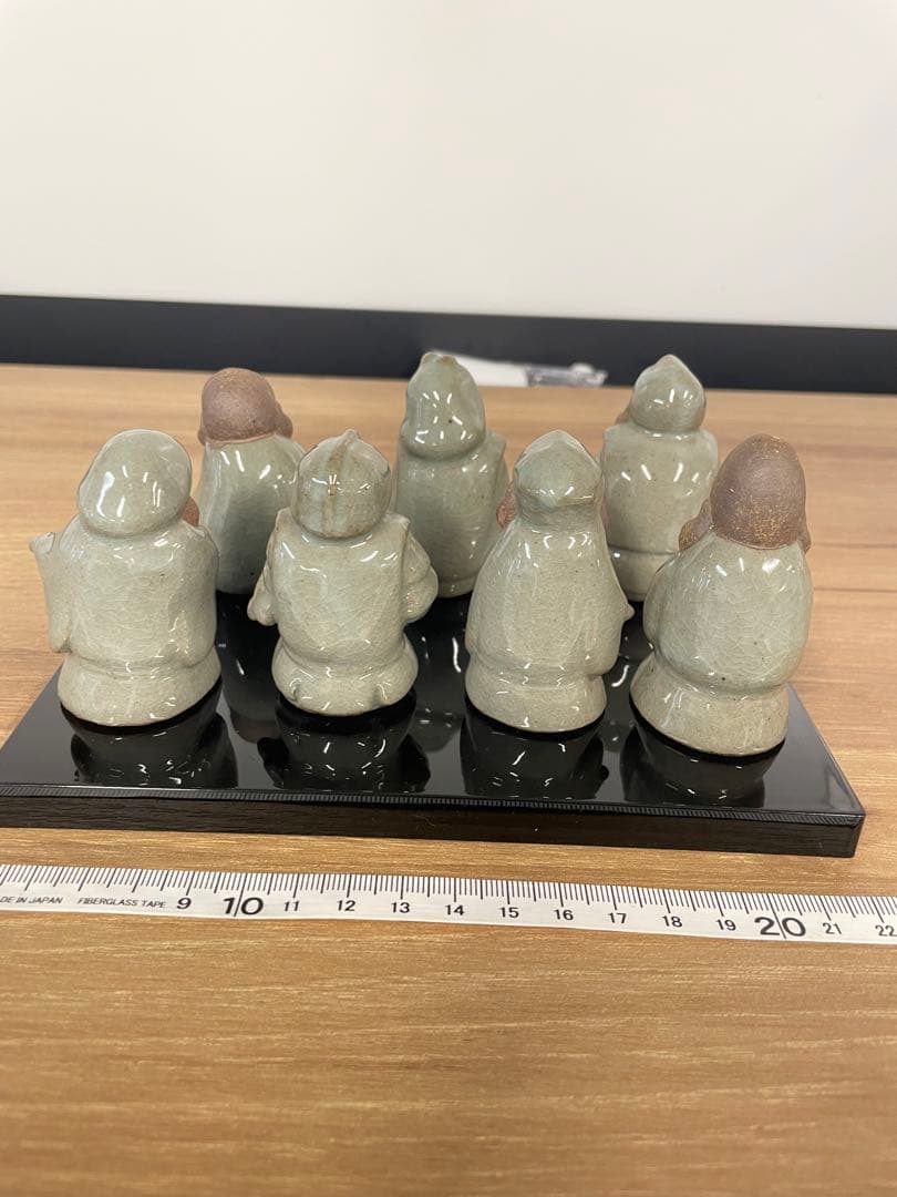 芳月作　芳月造　陶器製 七福神 置物セット 黒台座付き