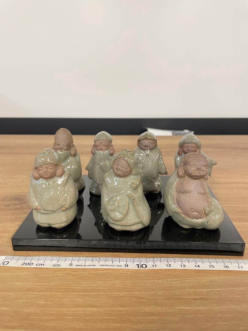 芳月作　芳月造　陶器製 七福神 置物セット 黒台座付き
