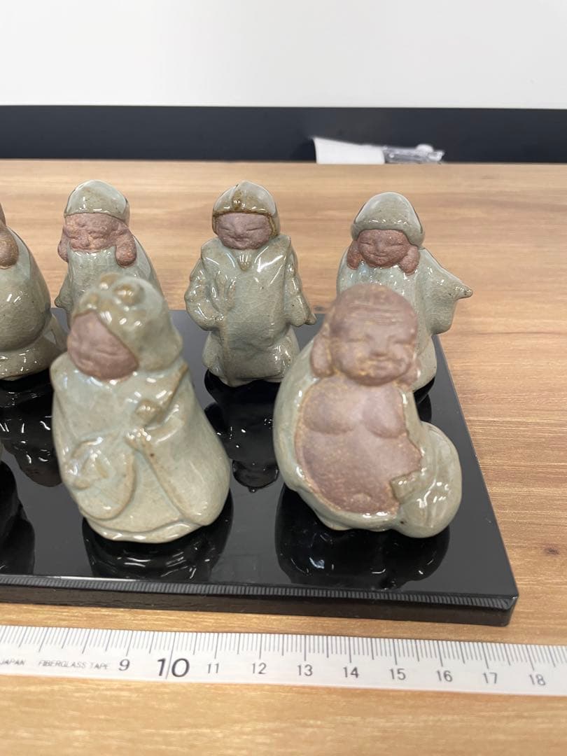 芳月作　芳月造　陶器製 七福神 置物セット 黒台座付き