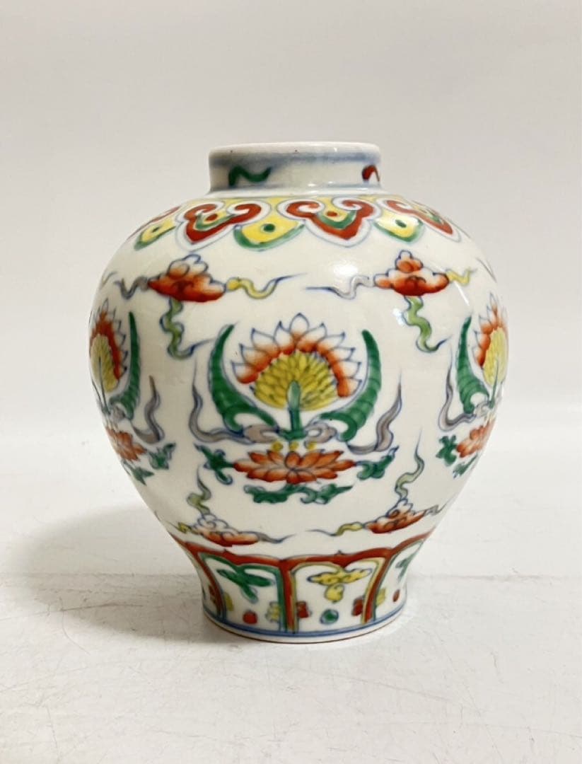 特別出品　明代官窯名逸品　大明成化年製青花款　色絵蓮花紋壺　内側青花花紋の名作