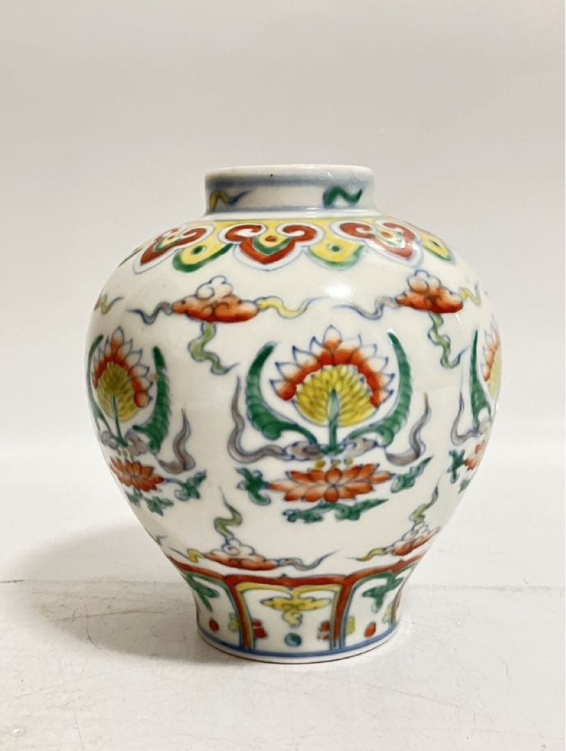 特別出品　明代官窯名逸品　大明成化年製青花款　色絵蓮花紋壺　内側青花花紋の名作