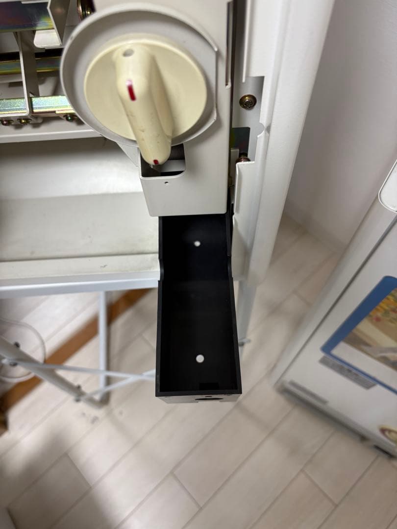 ②カードガチャガチャマシン　手動式自動販売機　ダイト　DF-8