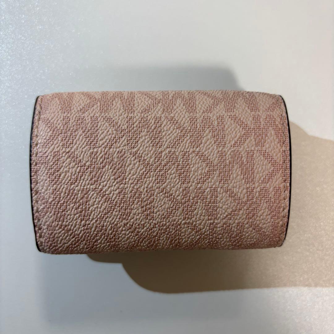 年内売り切ります　新品・未使用 MICHAEL KORS三つ折り財布 ピンク