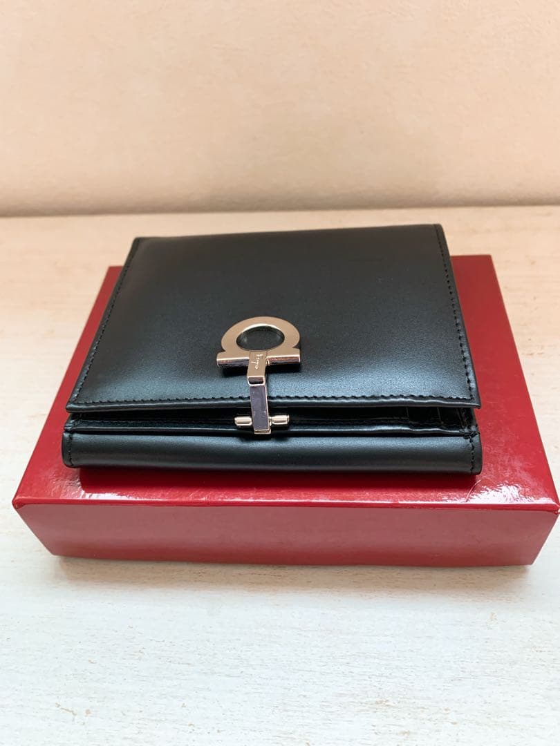 【未使用】フェラガモ 財布　ガンチーニ　二つ折　折財布　サルバトーレフェラガモ