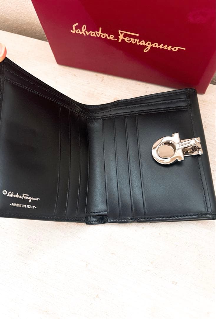 【未使用】フェラガモ 財布　ガンチーニ　二つ折　折財布　サルバトーレフェラガモ