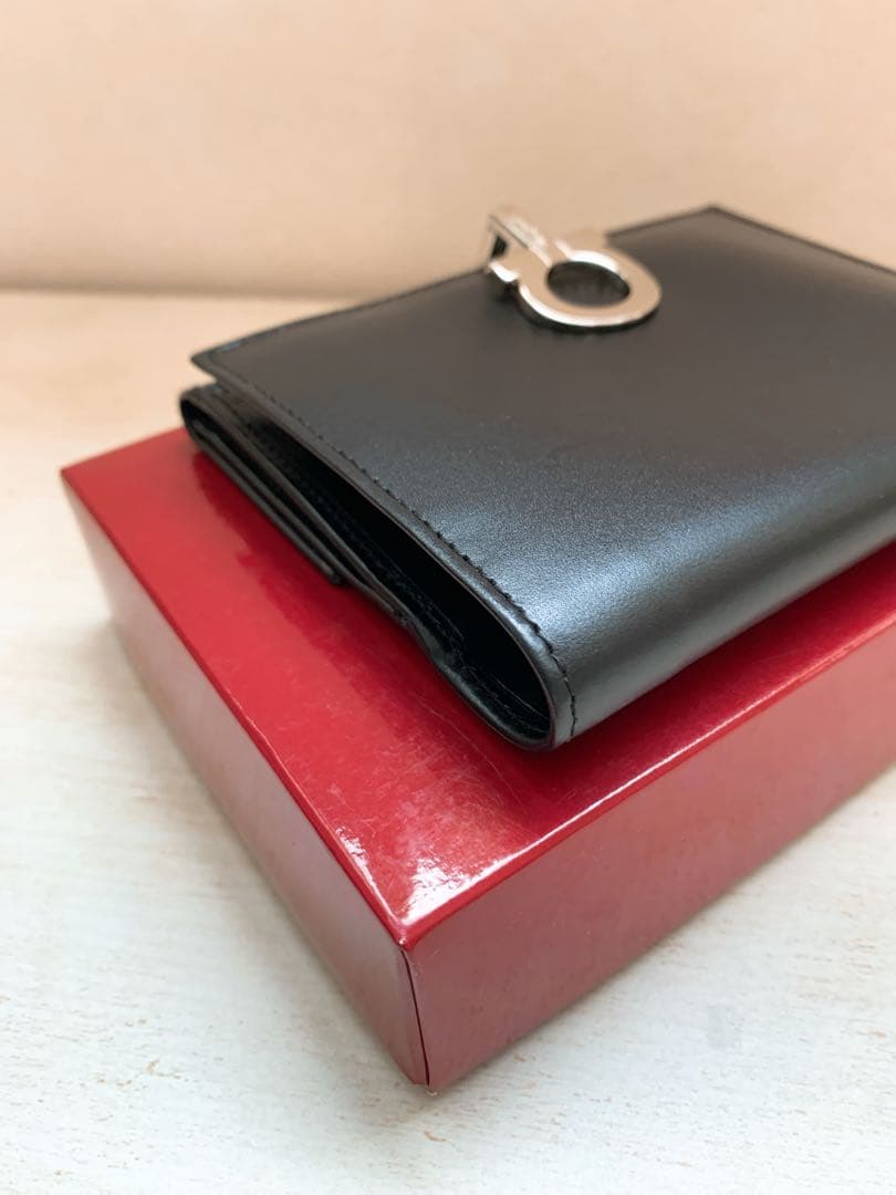 【未使用】フェラガモ 財布　ガンチーニ　二つ折　折財布　サルバトーレフェラガモ