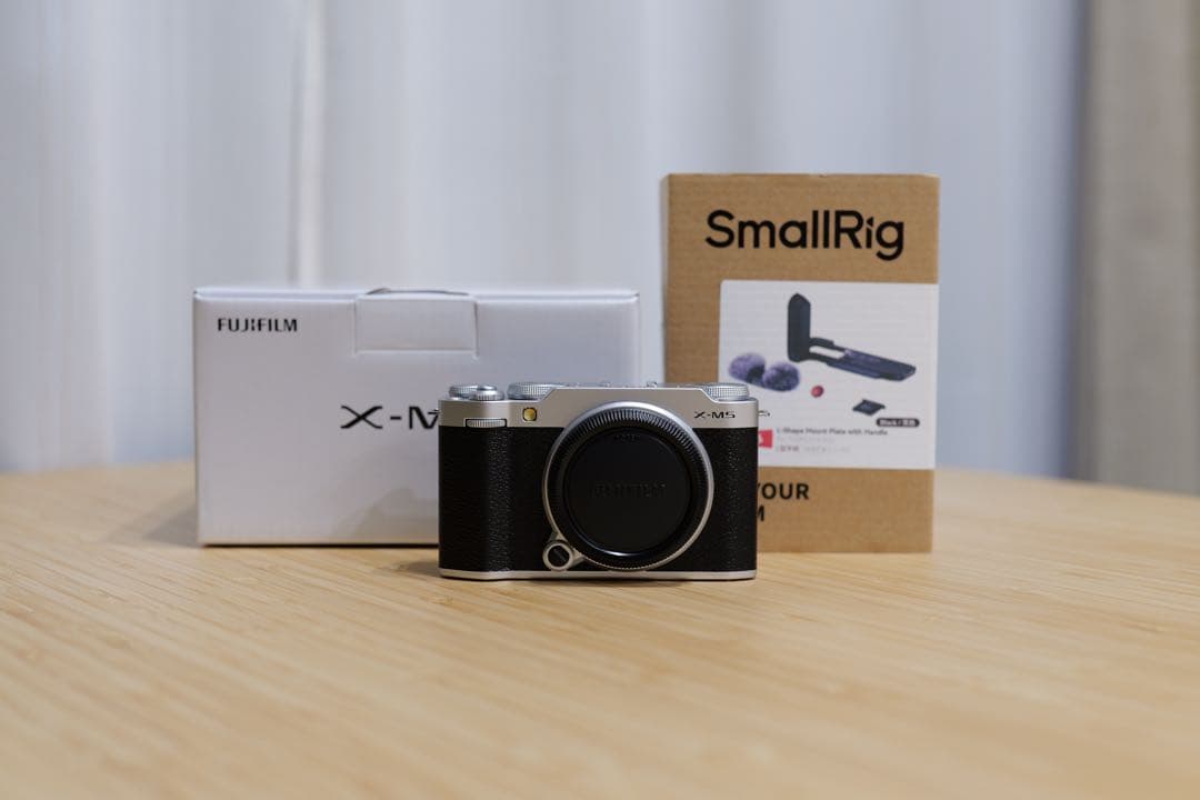 【ほぼ新品】FUJIFILM X-M5 ボディ + Smallrigグリップ等
