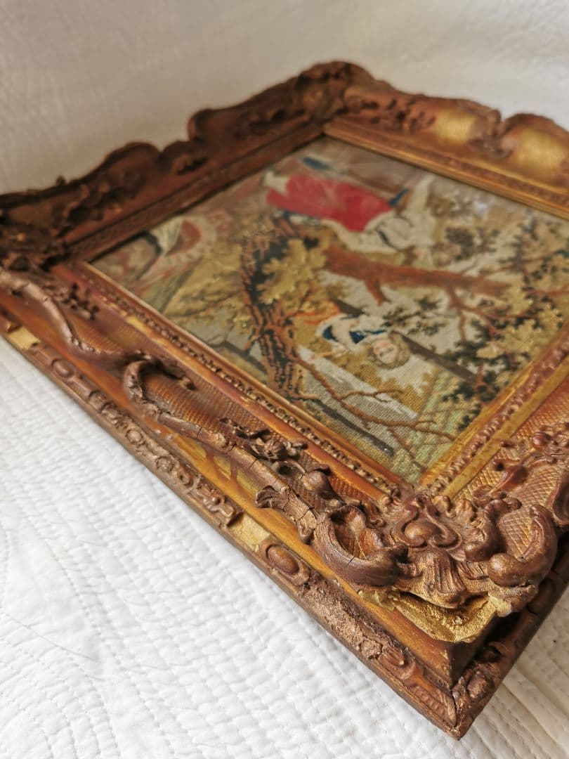 アンティーク 水を汲む女性 ラッパを吹く少年 プチポワン彫刻額装 ガラスフレーム