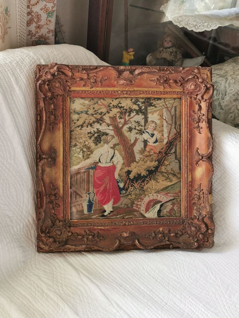 アンティーク 水を汲む女性 ラッパを吹く少年 プチポワン彫刻額装 ガラスフレーム