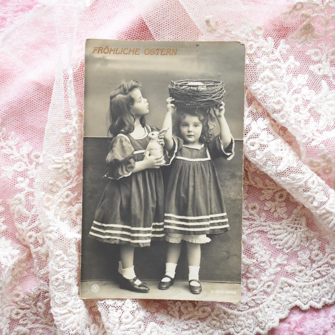 アンティークポストカード　イースターのウサギとお揃いワンピの可愛い少女たち