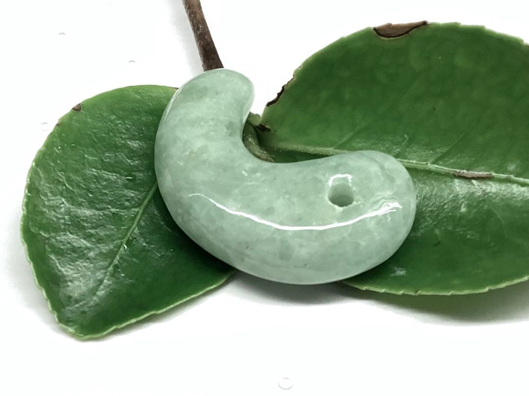 ✳摩訶不思議なパワー　糸魚川翡翠勾玉*本物硬玉　守護石をお身近に　鑑別書付本物を