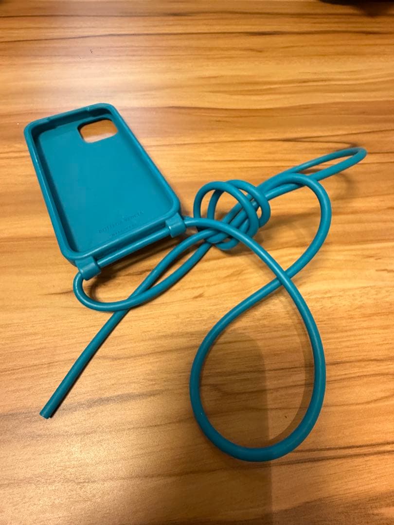 青い編み込み模様のiPhoneケース