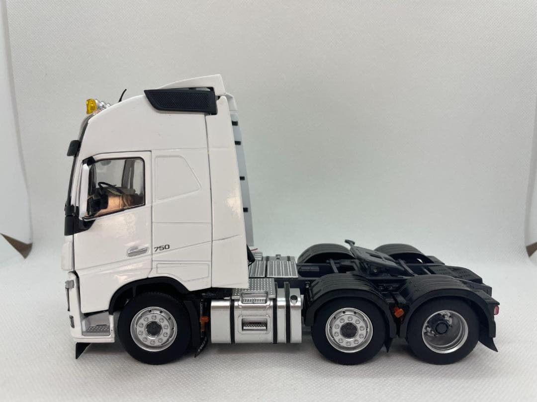 11R-006 Marge Models 1/32 ボルボ FH16 6x2