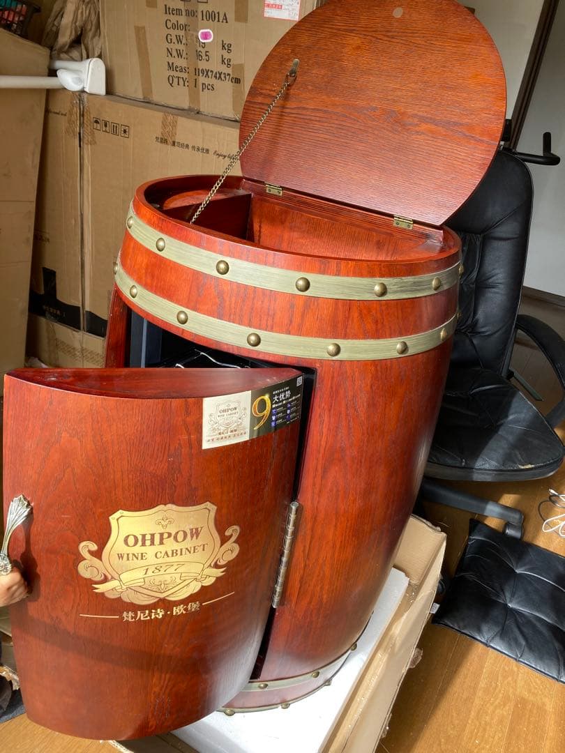 アンティークな樽型デザインのワインクーラーです。