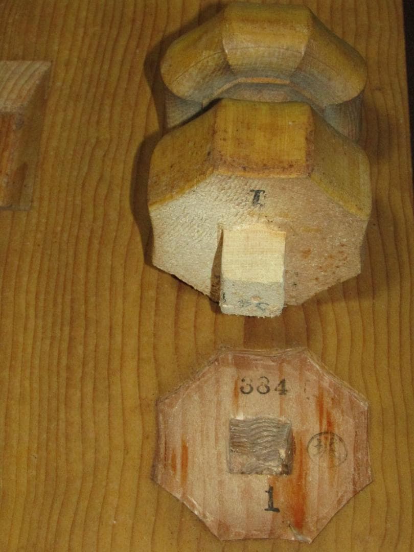 【古い新榧製　碁盤・碁笥・蛤・那智黒　白石・１５０個　黒石・１８０個】囲碁