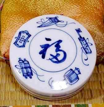 京焼　宮川喜吉 作　染付宝尽くし 香合　中宮寺門主自筆「福」無傷　共箱　保証。